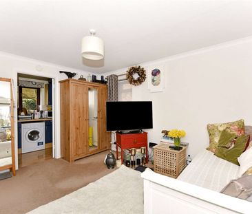 Well presented, ground floor flat 0.5 miles from Bourne End town ce... - Photo 2