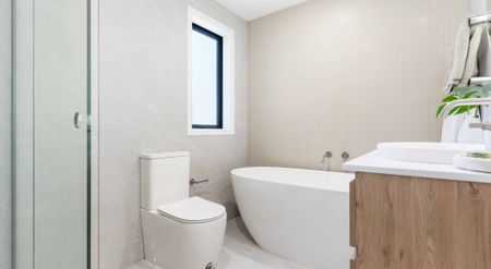 Stunning 4 Bedroom, 2 bathroom with Single Lock up Garage + 1 Dedicated Carpark - Photo 4