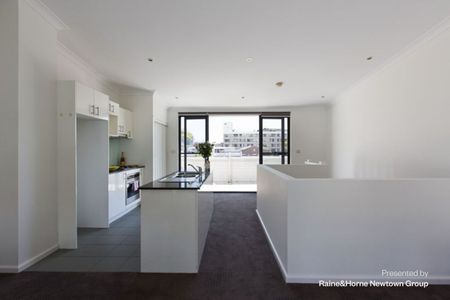 Easy alfresco living in 2 bed townhouse-style apartment - Photo 4
