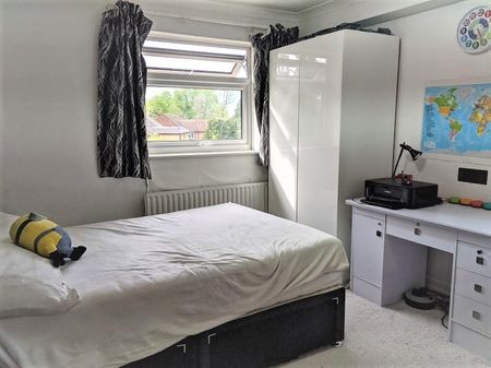 2 bed flat to rent in High Road, Bushey Heath, WD23 - Photo 2