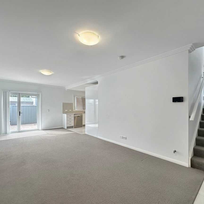 Townhouse 5/1 White Cross Road Winmalee - Modern 2 Bedroom Townhouse - Photo 1