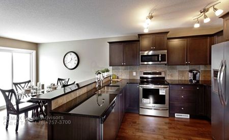 GREAT 3 BED, 2.5 BATH, 2 STOREY HALF DUPLEX W/ AN ATTACHED SINGLE GARAGE IN THE COMMUNITY OF MAPLE - Photo 2