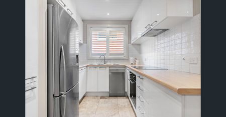 Stylish One-Bedroom Apartment Moments from the Beach - Photo 5