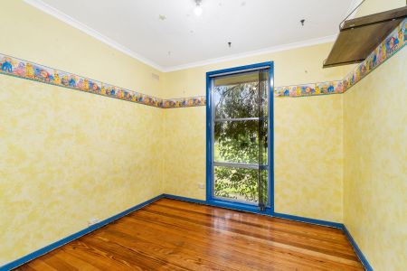 COMFORTABLE 3 BEDROOM HOME - Photo 2