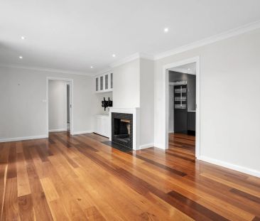 Modern Cottage Retreat in a Quiet Narrabundah Street - Photo 2