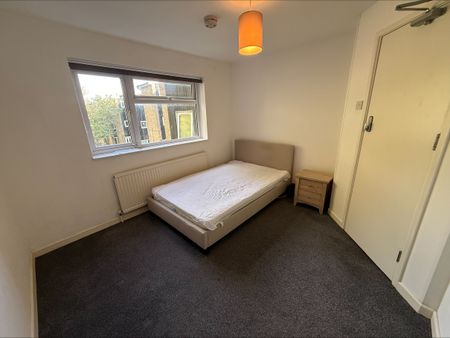 Ladyshot, Harlow - Photo 4