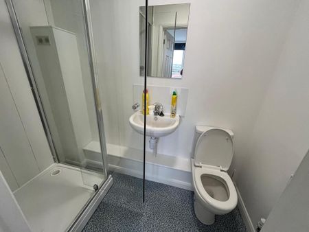 1 bedroom in a flat share to rent - Photo 5
