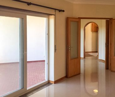 Spacious 3-bed home with garden & pool in quiet Guincho area - Photo 2