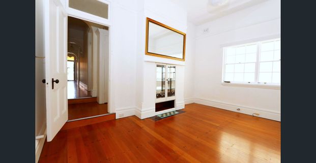 Recently renovated 3 double bedroom federation house - Photo 1