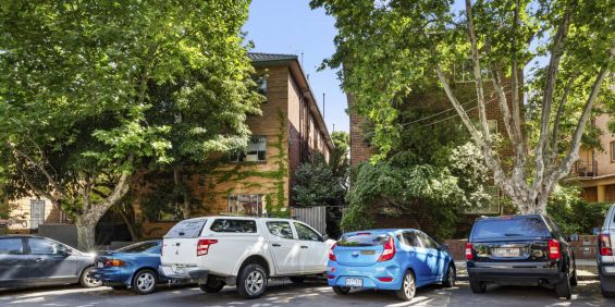 Charming Renovated Two-Bedroom Apartment in Prime St Kilda Location - Photo 3