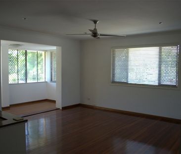 Large 3 Bed Room Family Home with Great Location - Photo 2