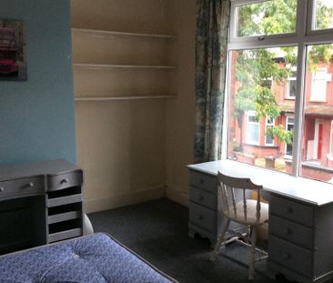 4 bedroom end of terrace house to rent - Photo 2