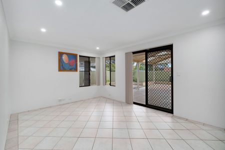 Large Family Home Located in Willetton Primary & High School Zone - Photo 2