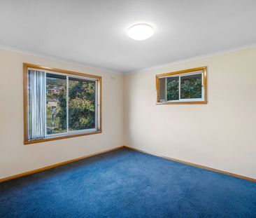 Delightful Three Bedroom - Photo 2