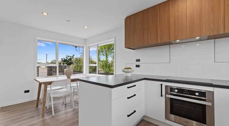 Renovated 3 Bedroom Gem on Spacious Grounds! Available for a 6 month tenancy. - Photo 2