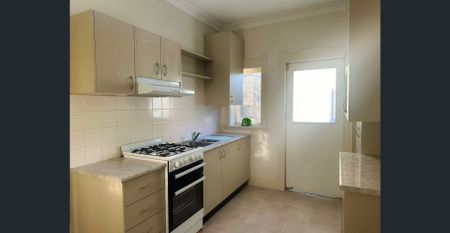 Sun-Drenched & Spacious Home in the Heart of Crows Nest! - Photo 2