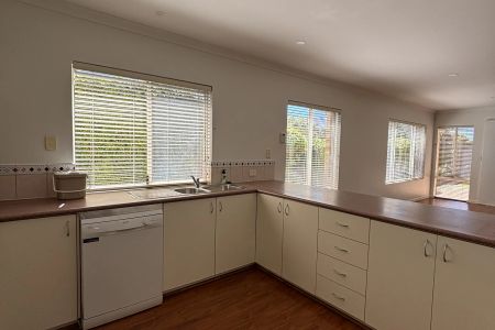 Spacious 3-Bedroom Home in Prime Ardross Location - Photo 5