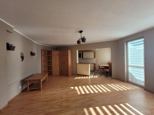 PRZESTRONNE CZTEROPOKOJOWE MIESZKANIE W POBLIŻU PARKU KULTURY I WYPOCZYNKU - Zdjęcie 1