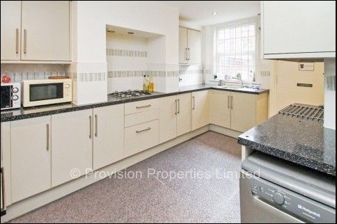 6 Bedroom near Leeds University - Photo 1