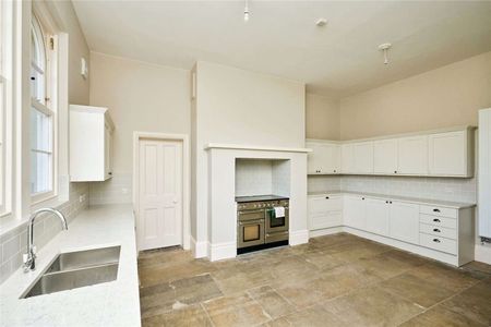 Newly refurbished family home in convenient location - Photo 4