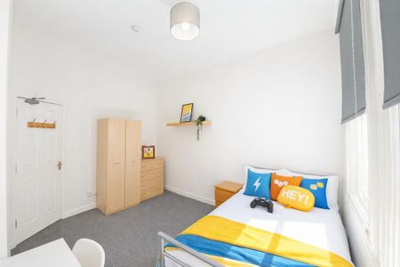 3 bedroom flat to rent - Photo 4