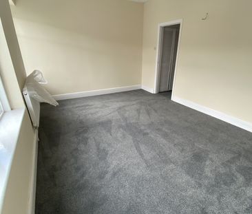 £1,500 PCM, Spacious Three Bedroom, Two Bathroom House with Large E... - Photo 3