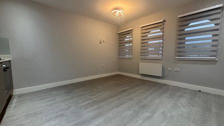 337 Bath Road, Berkshire, SL1 - Photo 2