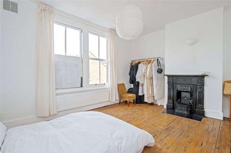 Three bedroom split level apartment on a desirable street in Bethnal Green. - Photo 5