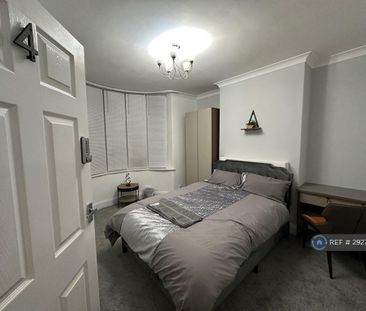 4 bedroom semi-detached house to rent - Photo 6