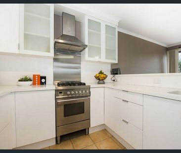 Stylish, Light-Filled Two-Bedroom Unit – Walk to Mt Eliza Village - Photo 6