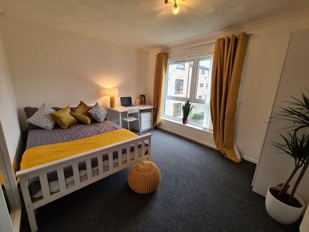 3 bedroom flat to rent - Photo 2