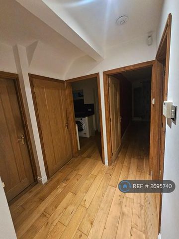 1 bedroom in a flat share to rent - Photo 2