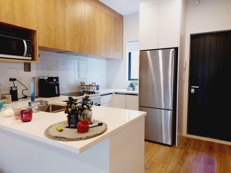 Stylish 2-Bedroom, 2-Bathroom Townhouse - Photo 5