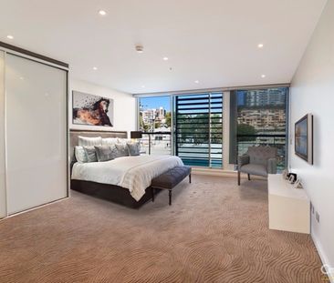 Exciting Harbourside Facing Studio Apartment - Photo 4