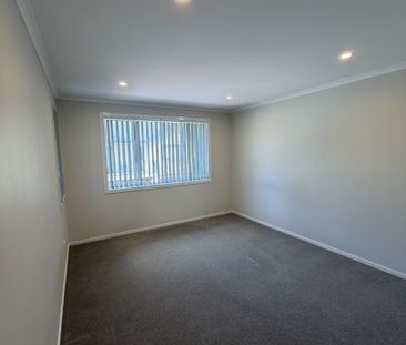 This beautifully designed three-bedroom, two-bathroom townhouse off... - Photo 6