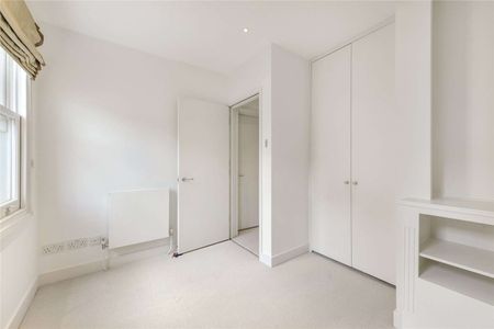 Situated on a charming mews road in the heart of South Kensington, this mews house offers well-thought open plan living space. - Photo 2