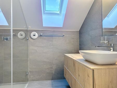 Spacious 3-room attic apartment with attic and lake view - Photo 3