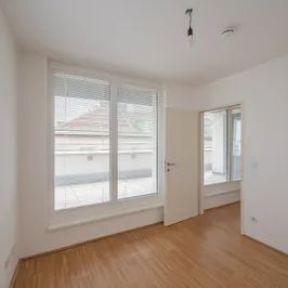 ab 1.10.26: praktisch aufgeteilte helle 2 Zimmer Dachgeschosswohnung mit Terrasse - Photo 1