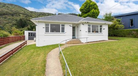 Stunning Harbour Views & Recently Renovated - Photo 5