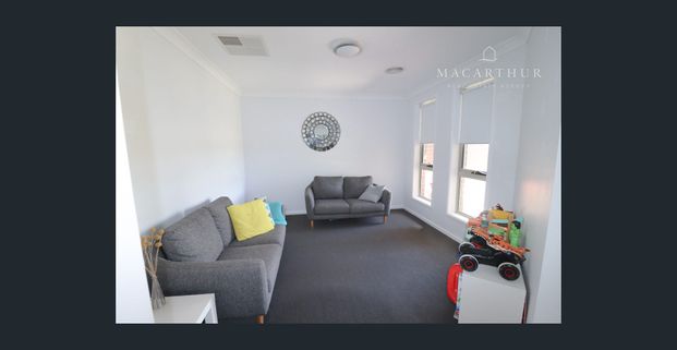 Perfect Family Home in a Quiet Street - Photo 1