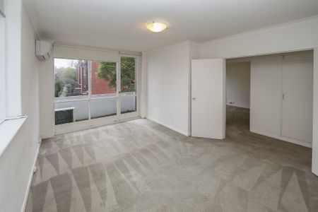 Spacious 2-bedroom Apartment opposite Morang Road Reserve - Photo 3