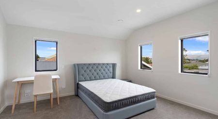 New House, 4 Executive Suites - Photo 4