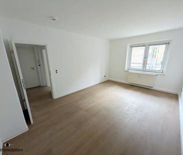 ++ frisch renovierte 2-Raum-Wohnung - mit Einbauküche, Tageslichtba... - Photo 1