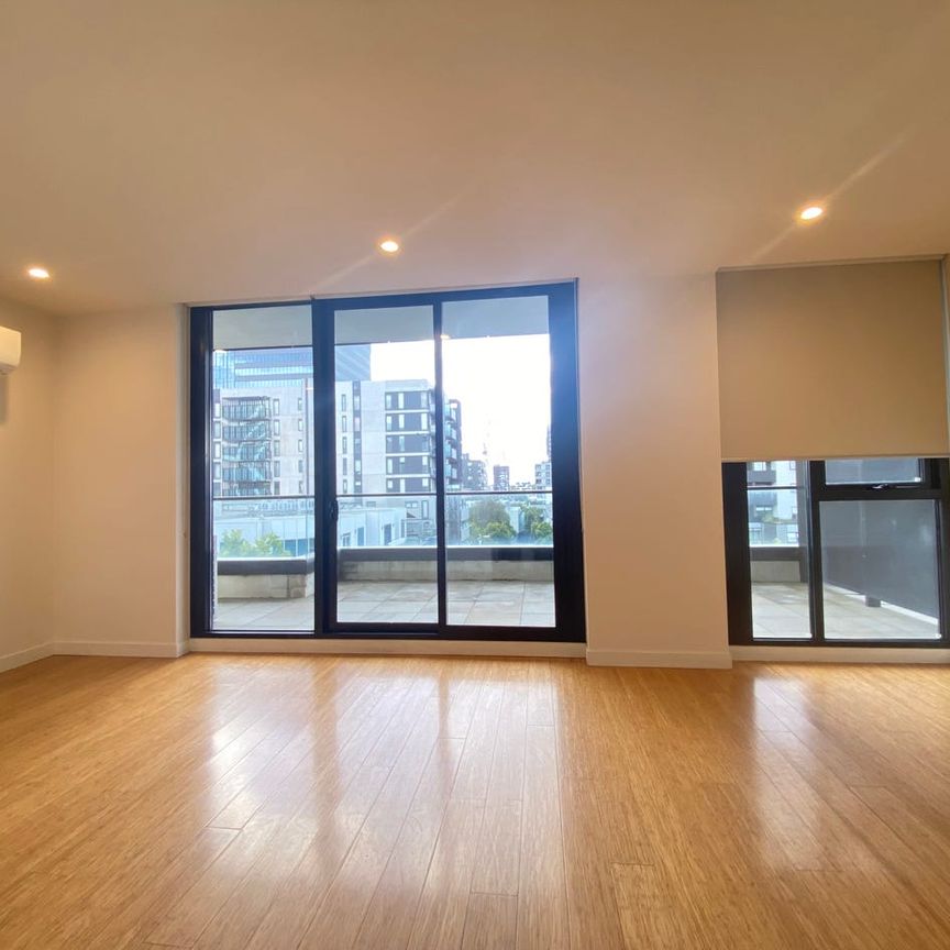 Rare opportunity -HUGE 63m2 balcony 2 bed apartment with great views in the heart of Box Hil - Photo 1