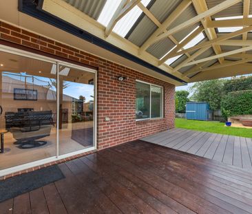 17 Pioneers Crescent, Pakenham VIC 3810 - House For Rent | Domain - Photo 2