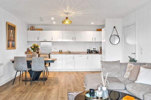 Spitfire Chase, Walton-on-Thames, KT12 - Photo 1