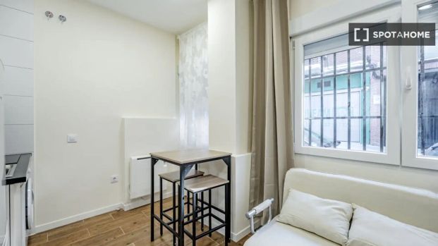 Piso de alquiler en San Fermín - Photo 1