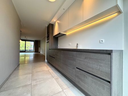 Stijlvol instapklaar appartement met 2 slaapkamers en 2 terrassen in het hart van Genk - Photo 3