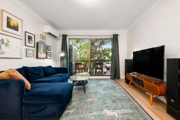 VERSATILE LIVING WITH LEAFY OUTLOOK IN PRIME PADDINGTON LOCATION - Photo 1