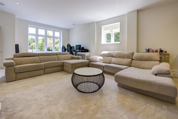 9 bedroom detached house to rent - Photo 1